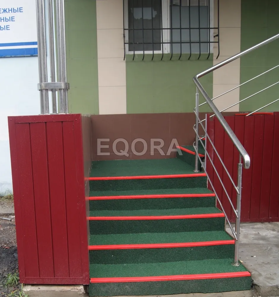 Противоскользящее покрытие на ступени крыльца из резиновой крошки в Орехово-Зуево